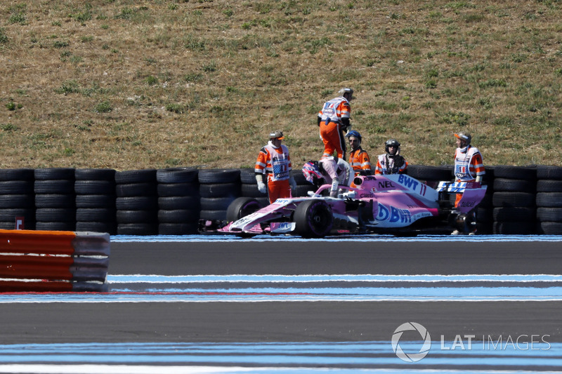 Sergio Perez, Force India VJM11 loses a rear wheel in FP2