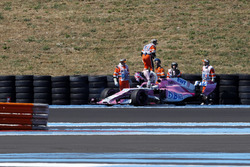 Sergio Perez, Force India VJM11, dopo aver perso la ruota posteriore sinistra nelle FP2