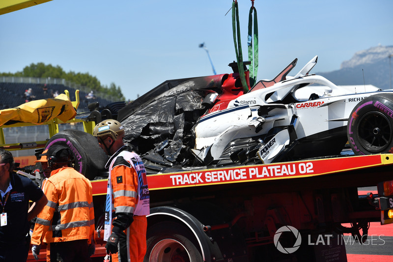 La voiture endommagée de Marcus Ericsson, Sauber C37 est ramenée au stand