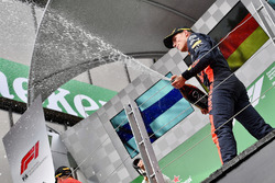 Max Verstappen, Red Bull Racing avec du champagne sur le podium