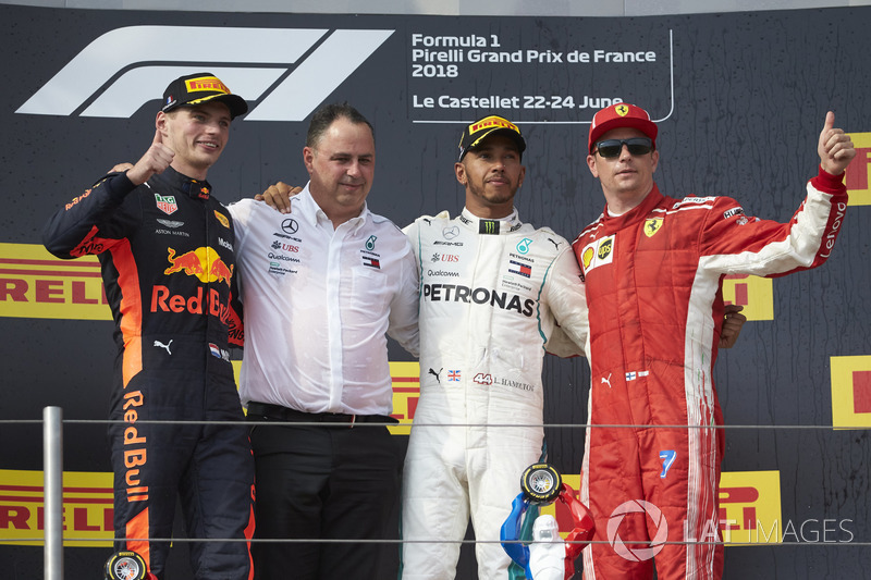 Max Verstappen terminou em segundo e Kimi Raikkonen fechou o pódio