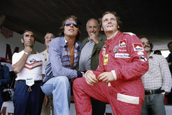 Cantante y compositor austríaco Udo Jurgens con Niki Lauda, Ferrari