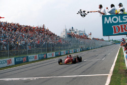 Jean Alesi, Ferrari 412T2, ilk yarış galibiyetini alıyor