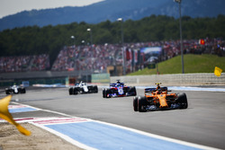 Stoffel Vandoorne, McLaren MCL33, devant Brendon Hartley, Toro Rosso STR13, et Lance Stroll, Williams FW41