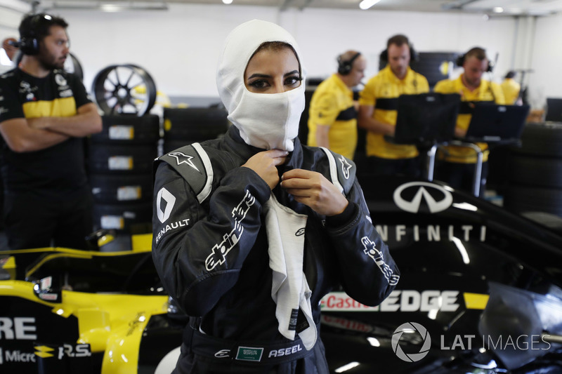 Aseel Al-Hamad, 2012 Lotus E20 Renault F1 aracını kullanıyor