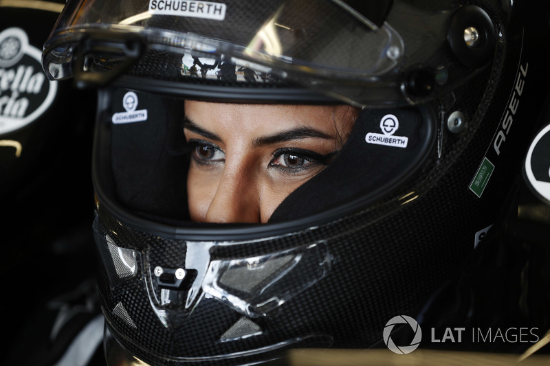 Aseel Al-Hamad, 2012 Lotus E20 Renault F1 aracını kullanıyor