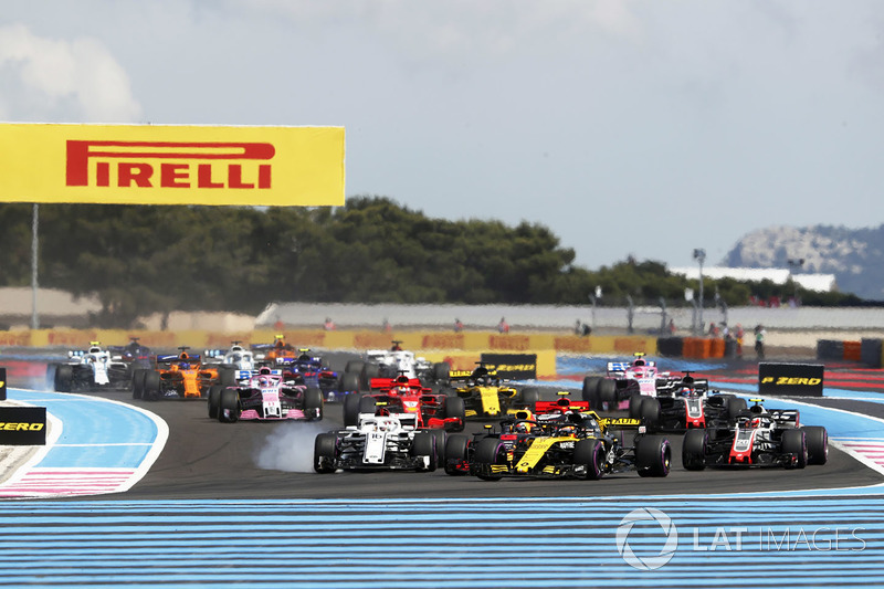 Carlos Sainz Jr., Renault Sport F1 Team R.S. 18, precede Daniel Ricciardo, Red Bull Racing RB14, Kevin Magnussen, Haas F1 Team VF-18, Charles Leclerc, Sauber C37, Kimi Raikkonen, Ferrari SF71H, Romain Grosjean, Haas F1 Team VF-18, Sebastian Vettel, Ferrari SF71H, e il resto del gruppo, alla partenza