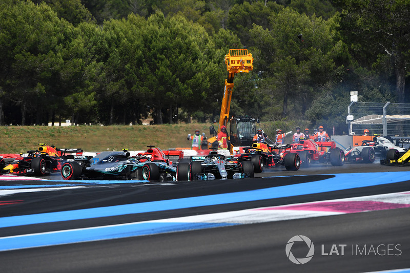 LSebastian Vettel, Ferrari SF71H trifft Valtteri Bottas, Mercedes-AMG F1 W09