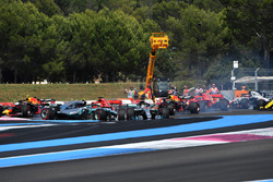 Lewis Hamilton, Mercedes-AMG F1 W09 mène au départ alors que Sebastian Vettel, Ferrari SF71H percute Valtteri Bottas, Mercedes-AMG F1 W09