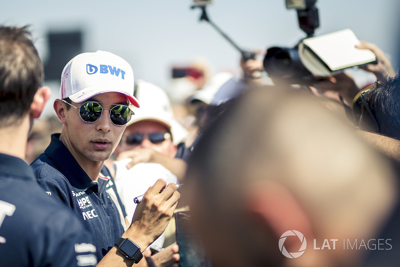 Esteban Ocon, Force India F1, signe des autographes