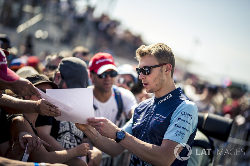 Sergey Sirotkin, Williams signs autographs for the fans