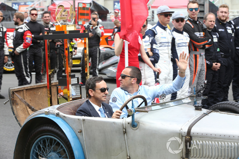 Il trofeo della 24 Ore di Le Mans 24 arriva su un'auto guidata da Pierre Fillon, Presidente ACO