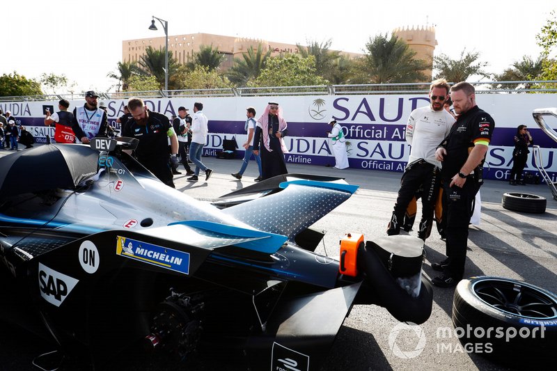 Jean-Eric Vergne, DS Techeetah examines Nyck De Vries' (NLD), Mercedes Benz EQ, EQ Silver Arrow 01 on the grid