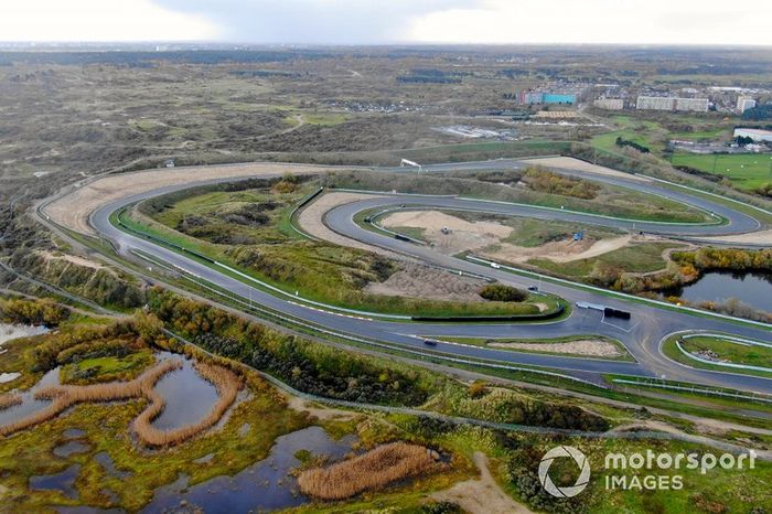 Trabajos de construcción en el autódromo de Zandvoort para el Gran Premio de Holanda
