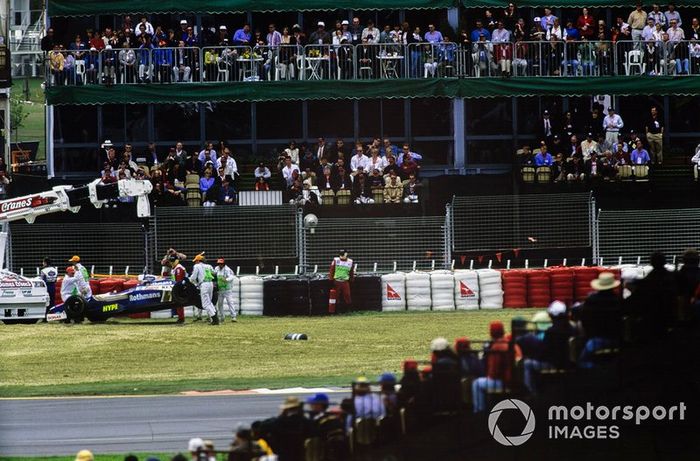 Oficiales de pista retiran el monoplaza de Heinz-Harald Frentze, Williams FW19