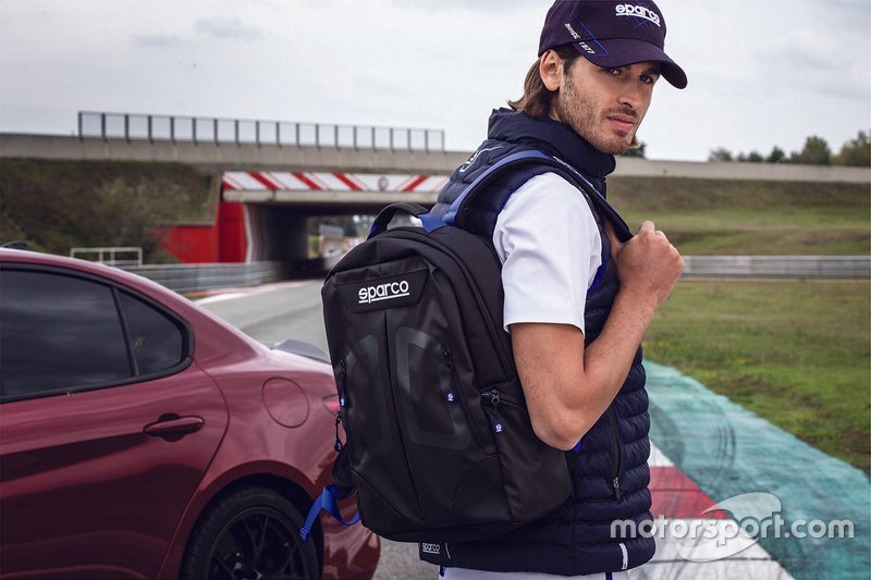 Antonio Giovinazzi con l'equipaggiamento Sparco