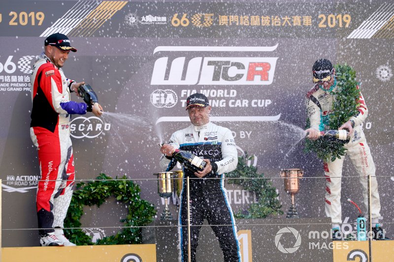 Podium: Race winner Andy Priaulx, Cyan Performance Lynk & Co 03 TCR, second place Rob Huff, SLR VW Motorsport Volkswagen Golf GTI TCR, third place Jean-Karl Vernay, Leopard Racing Team Audi Sport Audi RS 3 LMS