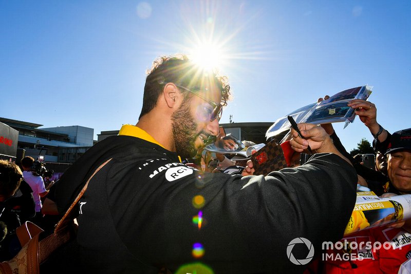 Daniel Ricciardo, Renault F1 Team signs an autograph for a fan