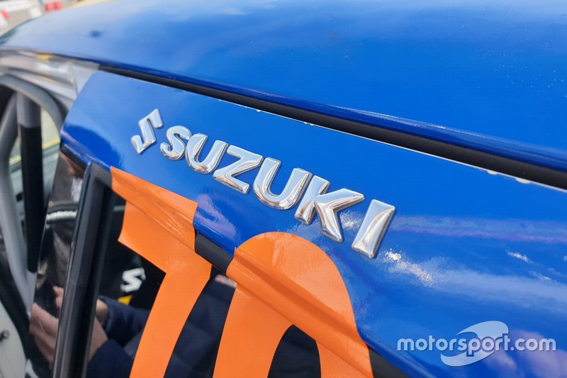 Suzuki Swift Sport, dettaglio del logo Suzuki