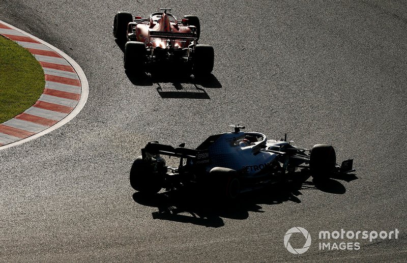 Sebastian Vettel, Ferrari SF90, precede Lewis Hamilton, Mercedes AMG F1 W10