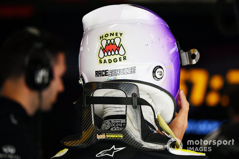 Detalle del casco de Daniel Ricciardo, Renault F1, incluyendo una pegatina de Honey Badger