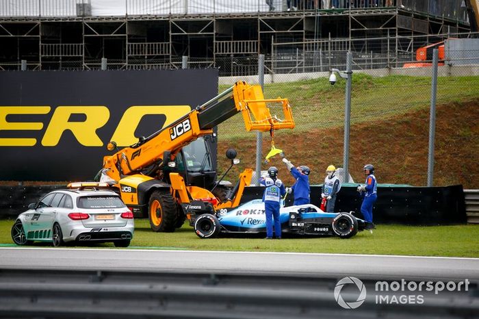 Los oficiales retiran el coche de Robert Kubica, Williams FW425, con una grúa 