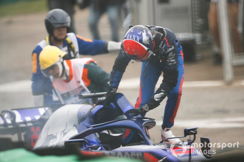 Daniil Kvyat, Toro Rosso STR14 saliendo del coche después de un accidente