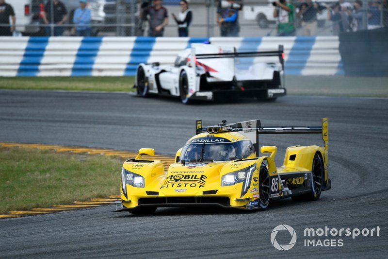 #85 JDC-Miller Motorsports Cadillac DPi, DPi: Matheus Leist, Chris Miller, Tristan Vautier, Juan Piedrahita, #77 Mazda Team Joest Mazda DPi, DPi: Oliver Jarvis, Tristan Nunez, Olivier Pla