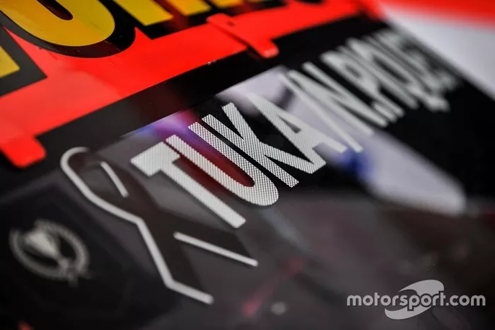 Homenagem a Tuka Rocha no carro de Nelsinho Piquet