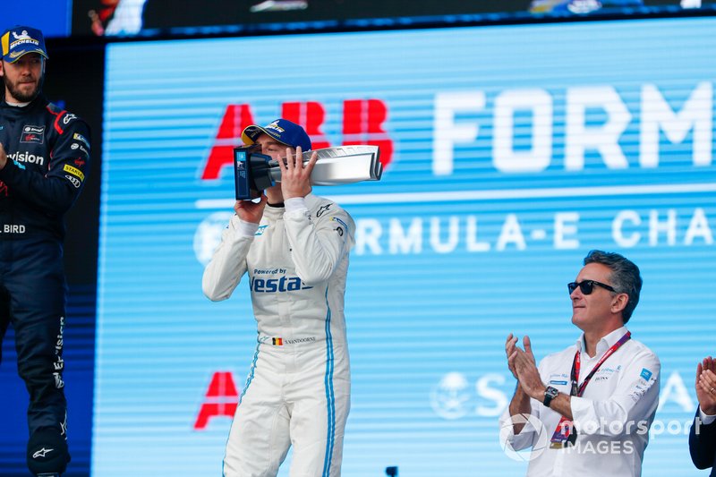 Stoffel Vandoorne, Mercedes Benz EQ, 3° classificato, festeggia con il suo trofeo, sul podio