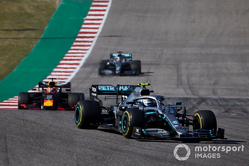 Valtteri Bottas, Mercedes AMG W10, devant Max Verstappen, Red Bull Racing RB15 et Lewis Hamilton, Mercedes AMG F1 W10 