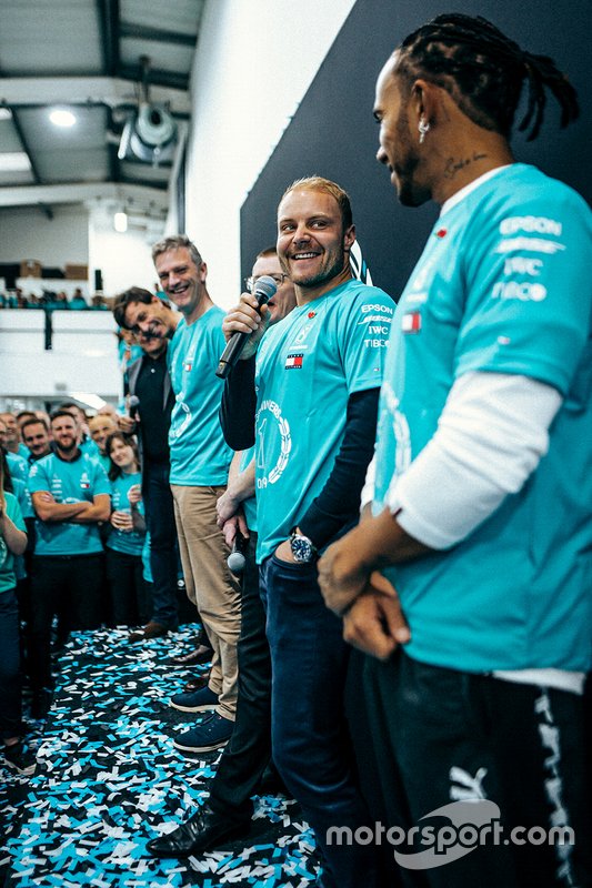 Гонщики Mercedes AMG F1 Льюис Хэмилтон и Валттери Боттас