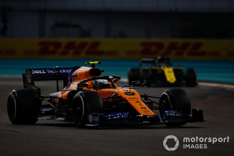 Lando Norris, McLaren MCL34, devant Daniel Ricciardo, Renault F1 Team R.S.19
