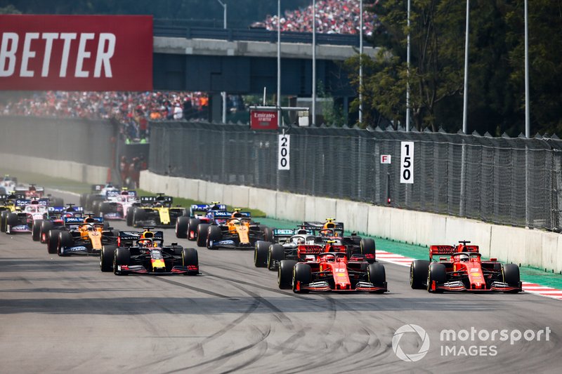 Charles Leclerc, Ferrari SF90, precede Sebastian Vettel, Ferrari SF90, Lewis Hamilton, Mercedes AMG F1 W10, Max Verstappen, Red Bull Racing RB15, Carlos Sainz Jr., McLaren MCL34, e il resto delle auto all'inizio della gara