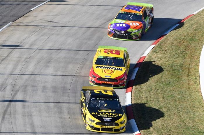 Brad Keselowski, Team Penske, Ford Mustang Alliance Truck Parts, Joey Logano, Team Penske, Ford Mustang Shell Pennzoil, Kyle Busch, Joe Gibbs Racing, Toyota Camry M&M's Halloween