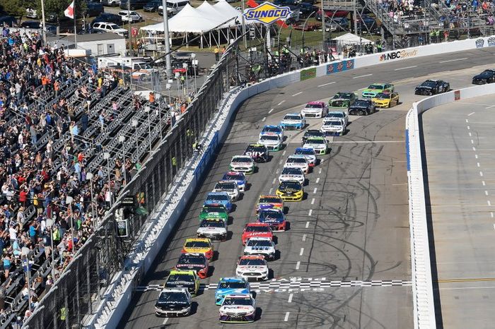 Denny Hamlin, Joe Gibbs Racing, Toyota Camry FedEx Freight, Aric Almirola, Stewart-Haas Racing, Ford Mustang Smithfield