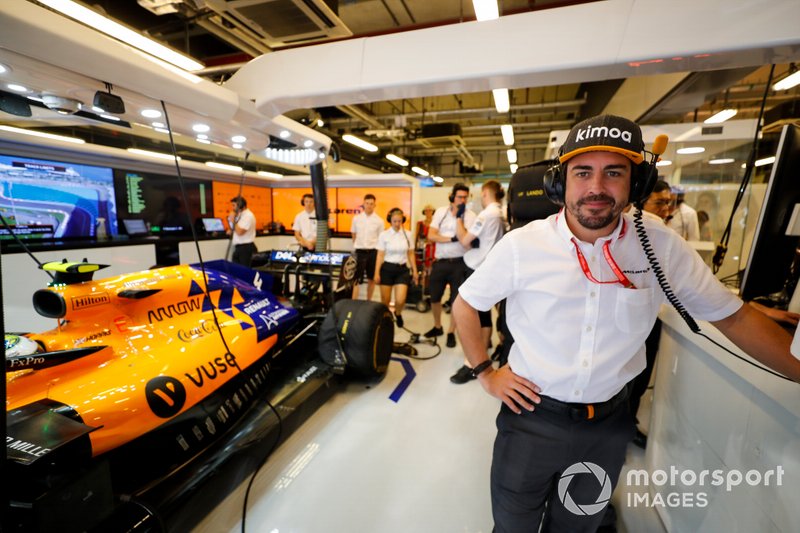 Fernando Alonso, en el garaje de McLaren
