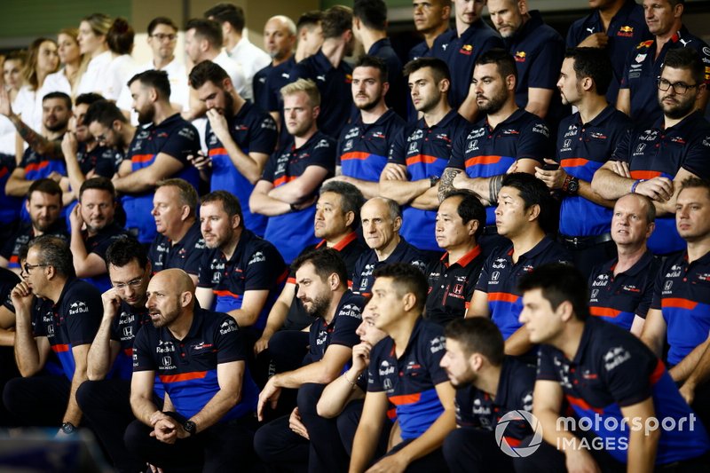 El equipo Toro Rosso posa para una foto de grupo, incluyendo a Masashi Yamamoto, Director General de Honda Motorsport, Franz Tost, Director del equipo, Toro Rosso, y Toyoharu Tanabe, Director Técnico de F1, Honda