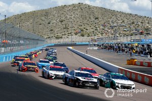 Chase Elliott, Hendrick Motorsports, Chevrolet Camaro Unifirst and Kevin Harvick, Stewart-Haas Racing, Ford Mustang Jimmy John's Freaky Fast Rewards