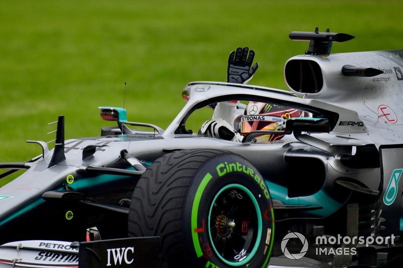 Lewis Hamilton, Mercedes AMG F1 W10, waves from his cockpit