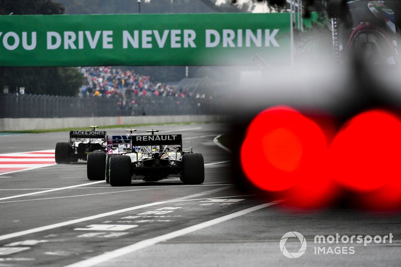 Kevin Magnussen, Haas F1 Team VF-19, leads Lance Stroll, Racing Point RP19, and Daniel Ricciardo, Renault F1 Team R.S.19