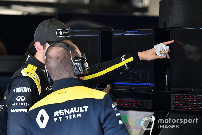 Esteban Ocon, Renault F1 in discussion with an engineer