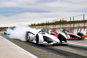 Edoardo Mortara, Venturi, EQ Silver Arrow 01, burn out in the pit lane next to Lucas Di Grassi, Audi Sport ABT Schaeffler, Audi e-tron FE06 