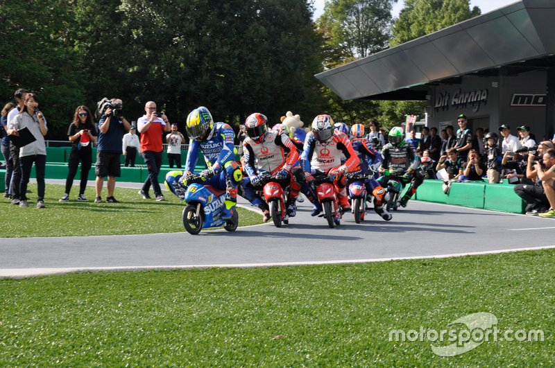 Acción en la carrera de minibikes de MotoGP antes de Motegi
