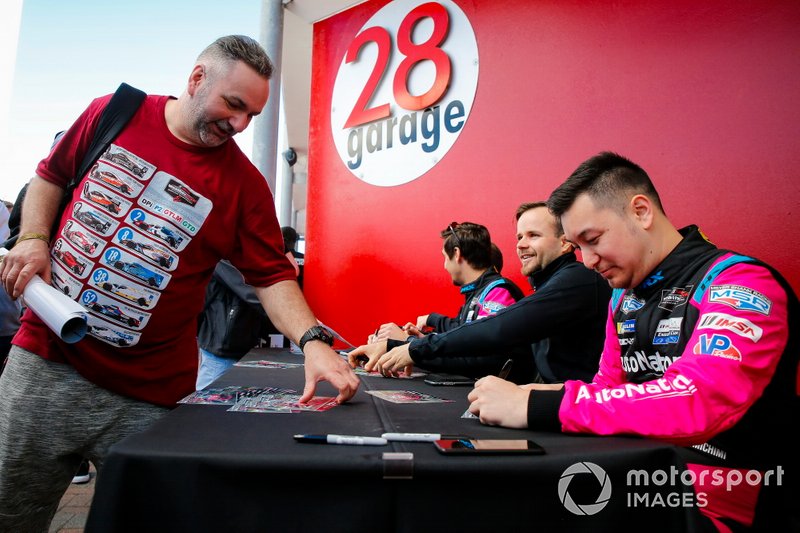 #86 Meyer Shank Racing w/Curb-Agajanian Acura NSX GT3, GTD: Mario Farnbacher, Matt McMurry, Shinya Michimi, Jules Gounon, autograph session
