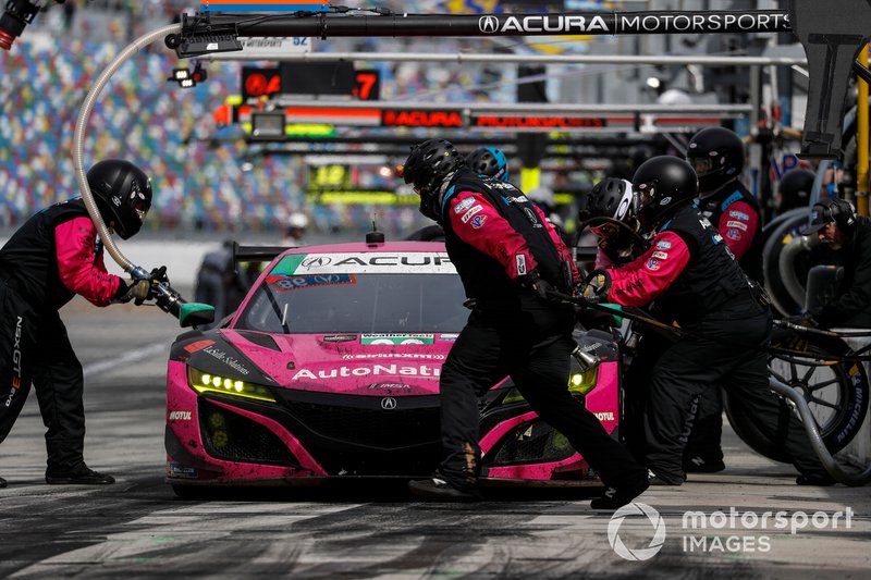 #86 Meyer Shank Racing w/Curb-Agajanian Acura NSX GT3, GTD: Mario Farnbacher, Matt McMurry, Shinya Michimi, Jules Gounon, pit stop