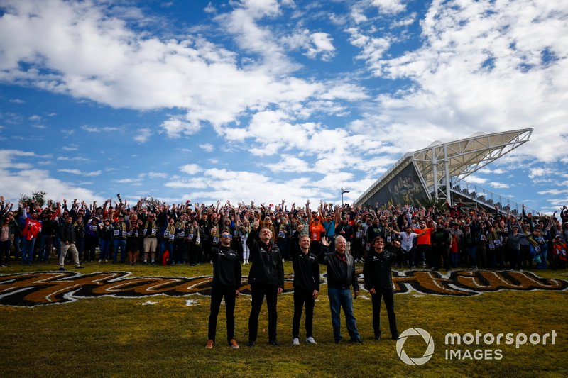 Гонщики Haas F1 Team Ромен Грожан и Кевин Магнуессен, руководитель команды Гюнтер Штайнер, владелец команды Джин Хаас и тест-пилот Пьетро Фиттипальди