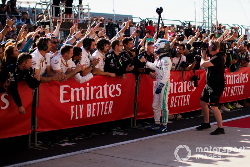 Valtteri Bottas, Mercedes AMG F1, 1ª posición, celebra con su equipo en el Parc Ferme