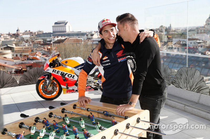 Marc Márquez y Joaquín se enfrentan a futbolín