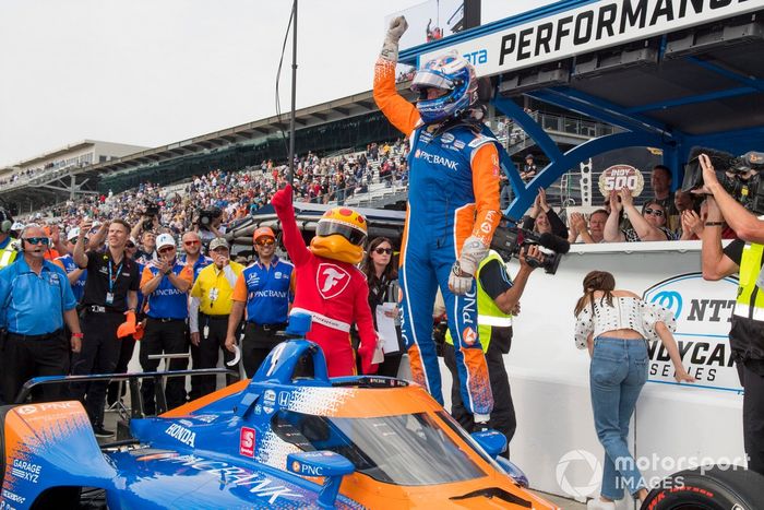 El ganador de la pole, Scott Dixon, Chip Ganassi Racing Honda, es recibido por su esposa Emma.